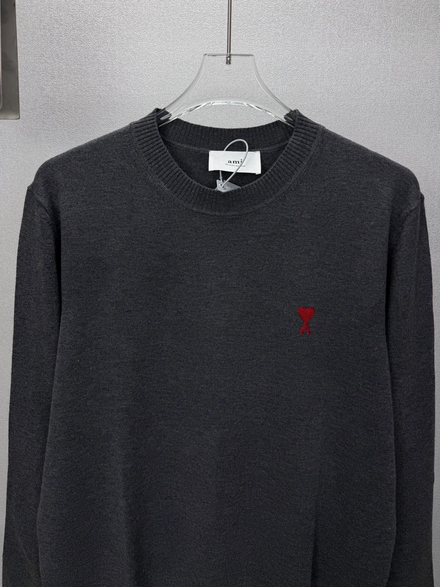 (top version) Ami 2026 New Arrival Classic love logo embroidered on the chest round neck knitted sweater for couples 🔥High version🔥High version🔥 Cashmere blended material, skin-friendly, non-sticky, no pilling, very soft to the touch, super comfortable, fashionable and individual, super Versatile and beautiful knitted sweater, very suitable for both men and women, a must-have for everyone, packaging, tag, collar label, washed wheat Complete 👍 Color: Gray Size: S-XL